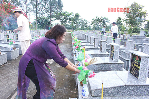 Đồng chí Mã Thị Tươi, Ủy viên Ban Thường vụ Tỉnh ủy, Phó Chủ tịch Thường trực HĐND tỉnh Hậu Giang, thắp hương lên phần mộ liệt sỹ.